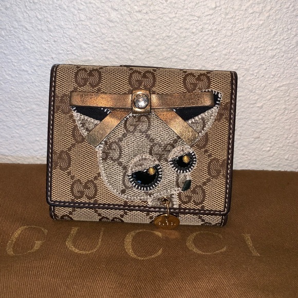 gucci wallet dog